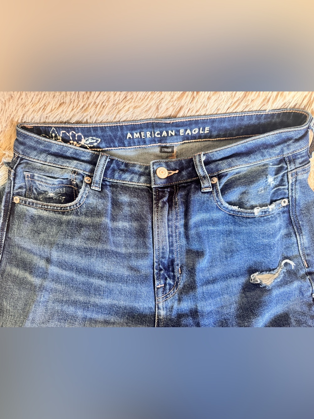 American Eagle Outfitters Women's Blue High-Rise Distressed Jeans